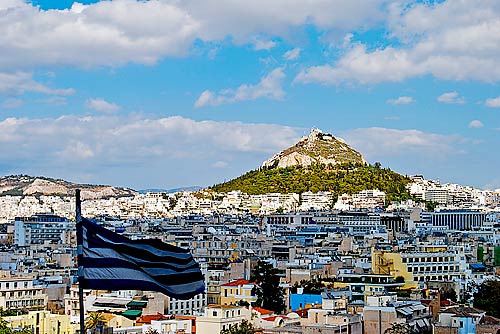 Vyhlídka na Athény s řeckou vlajkou